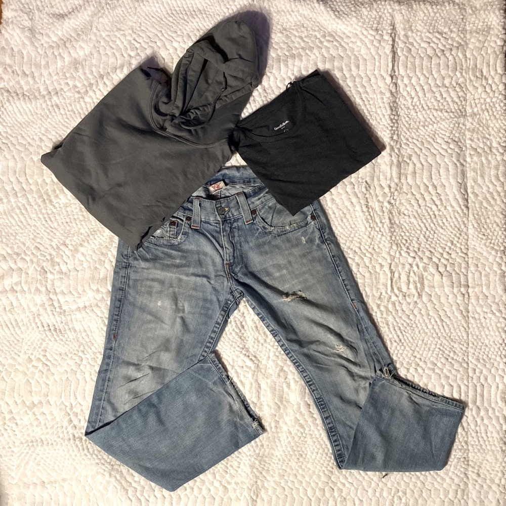 MENS True Religion light washed distressed- Bobby